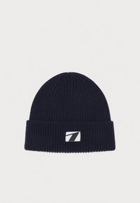 Bonnet côtelé bleu marine avec revers et une étiquette blanche rectangulaire présentant un logo stylisé du chiffre sept en noir.