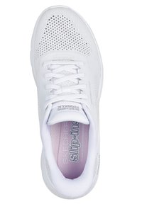 Weiße Mesh-Sportschuhe mit einem atmungsaktiven Obermaterial, Schnürverschluss und gepolstertem Fußbett. Bietet ein elegantes, minimalistisches Design und strukturierte Muster.