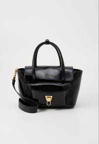 Sort tekstureret læderhåndtaske med to øverste håndtag, en forlomme med gyldent spænde, aftagelig skulderrem og logo på frontklappen.