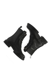 Czarne skórzane botki do kostki z sznurowaniem z przodu, bocznym zamkiem błyskawicznym, teksturowaną cholewką i niskim obcasem w kształcie bloku.