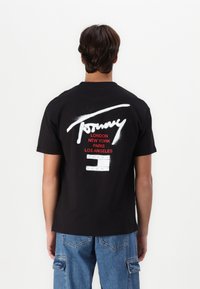 Tommy Jeans GRAFFITI TEE UNISEX - Marškinėliai su spaudiniu - black