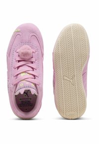 Baskets roses pour enfants avec lacets, un détail pompon sur le dessus et la semelle affichant le logo Puma ainsi que le motif de la semelle.