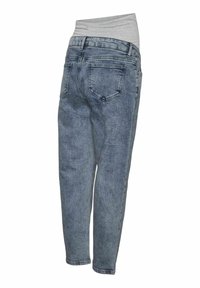 Vita elastica grigia con jeans in denim blu, caratterizzati da una vestibilità rilassata, cinque tasche e gambe dritte con leggeri sbiadimenti e sfumature.