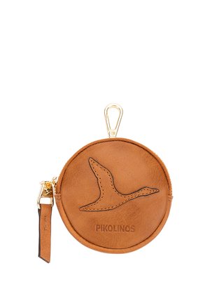 Petit porte-monnaie rond en cuir beige avec un motif d'oiseau cousu, fermeture éclair, bracelet de poignet et clip métallique pour fixation.