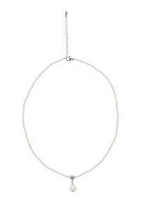 Biała perłowa necklace z skręconym koralikowaniem, z pojedynczą zawieszką w formie perły oraz metalowym zapięciem, wykończona regulowanym łańcuszkiem.