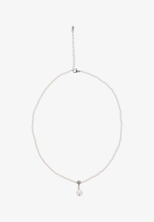 Biała perłowa necklace z skręconym koralikowaniem, z pojedynczą zawieszką w formie perły oraz metalowym zapięciem, wykończona regulowanym łańcuszkiem.