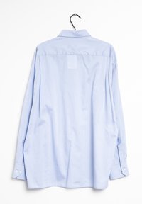 Camicia azzurro chiaro a maniche lunghe con colletto pieghevole, polsini con bottoni e taglio dritto. Tessuto liscio senza motivi o dettagli evidenti.