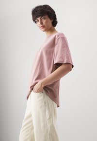 Nike Sportswear TEE - Basic póló - smokey mauve