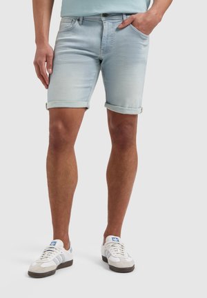 Lichtblauwe denim shorts met opgerolde manchetten, met een klassiek vijfzakontwerp en een iets vervaagde textuur. G gedragen met witte sneakers.