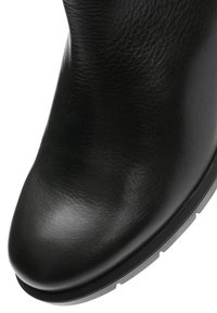 Schwarze Lederstiefelette mit glatter Textur, runder Zehenform und einer robusten Gummisohle. Verfügt über ein minimalistisches Design ohne Verzierungen.