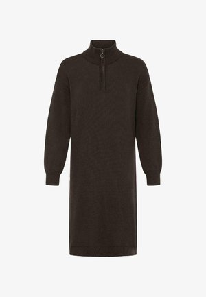 Adīta brūna kleita ar augstu apkakli un pus-izvietojuma rāvējslēdzēju. Garas piedurknes ar ribu aprocēm un taisna piegriezuma līdz puslīdz ceļiem.