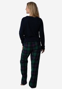 Marineblauwe lange mouwen shirt gecombineerd met groene geruite broek, met een ontspannen pasvorm en een gladde textuur, ontworpen voor comfort.
