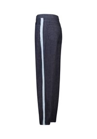 Vaqueros de mezclilla oscura de pierna recta con una franja lateral azul claro, bolsillo trasero y pasadores para cinturón, mostrados de perfil.