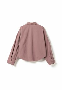 Īsām piedurknēm, brīvā piegriezuma maize mauve kokvilnā. Iespējas: norādīta apkakle, pogu aproces un noapaļota apakšmala. Gluda tekstūra, minimālas detaļas.