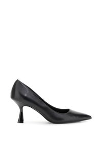 Scarpa pump in pelle nera con punta affusolata e tacco sottile e angolato. La texture liscia e la silhouette curvata mettono in risalto il suo design elegante.