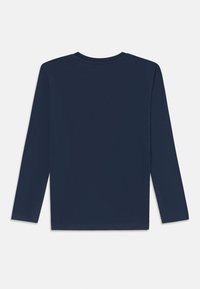 Hosszú ujjú ing sötét navy pamutból. Jellemzője a kerek nyakkivágás és az egyenes szegés, látható minták vagy díszítések nélkül.