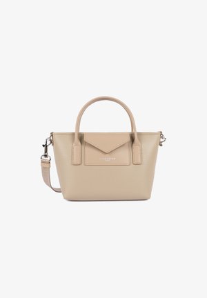 Borsa a mano in pelle texturizzata beige con manici arrotondati, tasca frontale a busta e tracolla staccabile con hardware in argento.