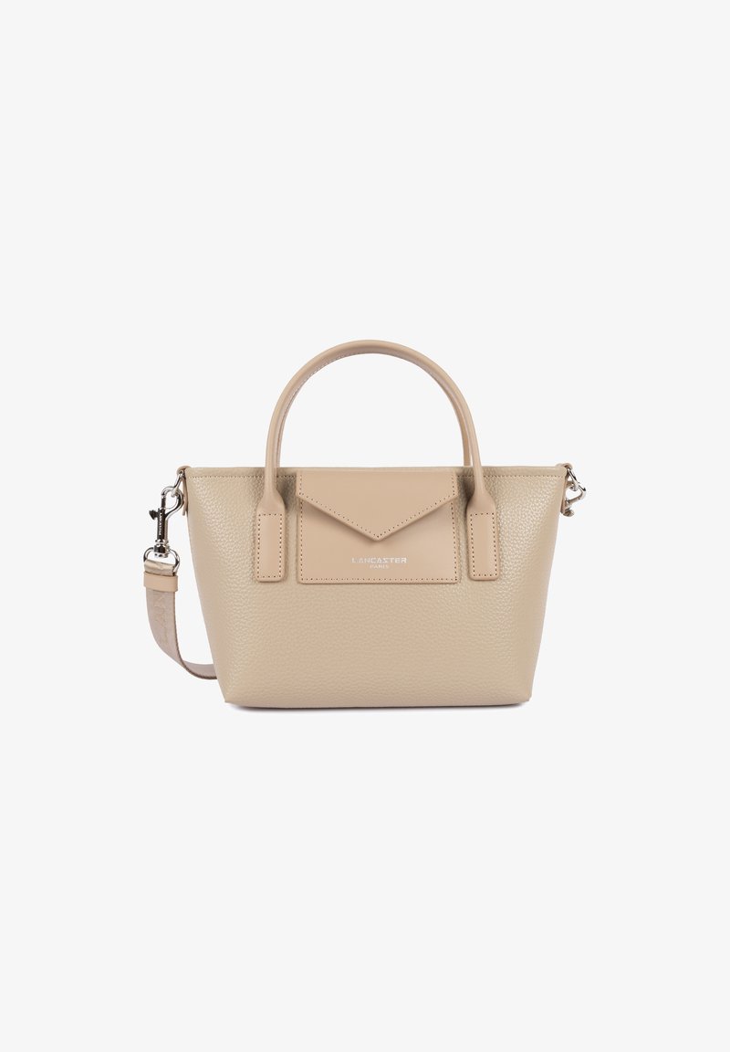 Borsa a mano in pelle texturizzata beige con manici arrotondati, tasca frontale a busta e tracolla staccabile con hardware in argento.