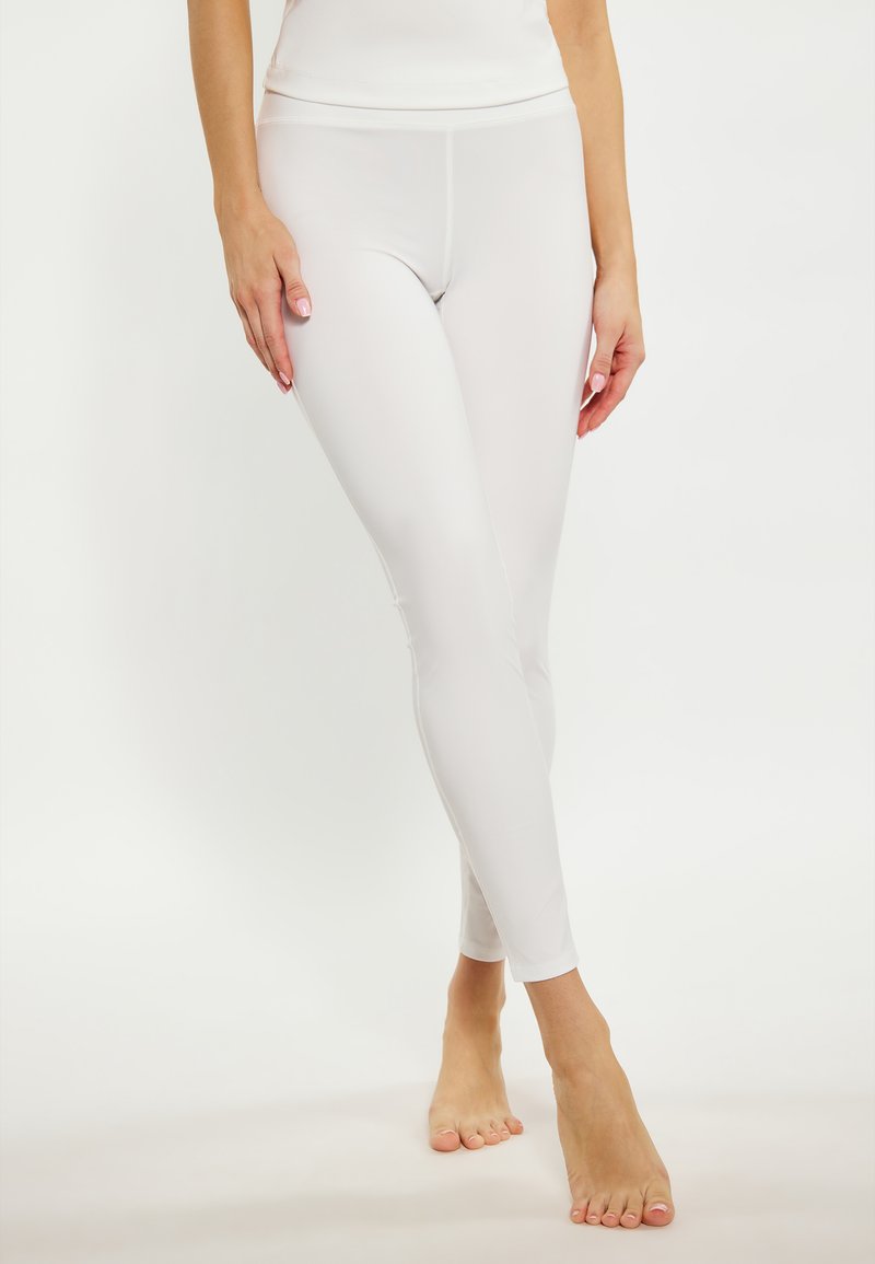 Leggings bianchi realizzati in un materiale liscio ed elastico, caratterizzati da un design aderente e una vita alta, con un aspetto elegante e minimalista.