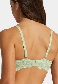 Soutien-gorge mint vert avec dos en dentelle, doté de bretelles réglables, de détails en dentelle florale et d'une fermeture à crochets au dos.