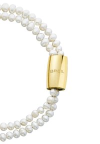 Bracciale in perle con perle bianche rotonde e una superficie liscia, fissato da una chiusura in tonalità oro lucido incisa con "BREIL."
