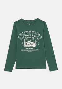 T-shirt verde de mangas longas feito de algodão, com gráficos temáticos de aventura em branco, decote redondo e um ajuste descontraído.