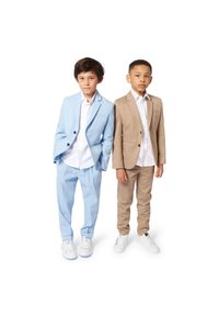 Completi azzurri chiari e beige con camicie bianche, entrambi con rever a scomparsa, chiusura a un bottone e vestibilità slim. Sneakers bianche completano il look.