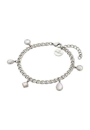 Silbernes Kettenarmband mit fünf weißen Edelstein-Anhängern in verschiedenen Formen und einem runden Markenanhänger nahe dem Verschluss.