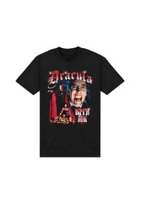 Svart bomullströja med en grafisk design av Dracula och två karaktärer, texten "Dracula" och "BITE ME", med livliga färger och djärva typsnitt.