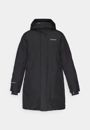 Giacca impermeabile nera con cappuccio e tasche, caratterizzata da un logo discreto. Progettata per l'uso all'aperto in condizioni di pioggia.