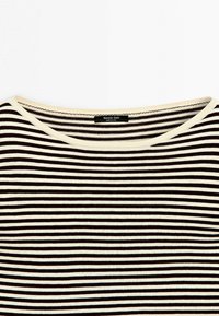 Zwart-wit horizontaal gestreept gebreid shirt met een ronde hals en een Massimo Dutti-label aan de binnenkant van de kraag.