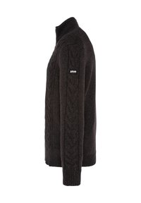 Ciemnoszary sweter z dzianiny z wysokim kołnierzem, z fantazyjnym wzorem w warkocze i ściągaczami na mankietach. Mała naszywka z logo na lewym rękawie.