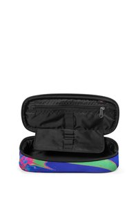 Funda con cremallera que presenta un diseño abstracto colorido en azul, verde y rosa. El interior es negro y cuenta con compartimentos para la organización.