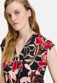 Betty Barclay CASUAL IM LAYER LOOK - T-Shirt print - schwarz rot