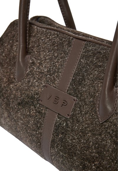 Borsa in feltro marrone con dettagli in pelle; presenta una forma rettangolare, manici doppi e un'etichetta metallica impressa con "VSP."