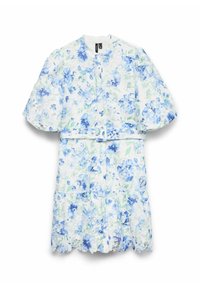 Abito floreale con una base bianca e fiori blu. Maniche corte a palloncino, chiusura anteriore con bottoni, vita cintuta e pizzo lungo l'orlo.