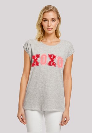 Graues Kurzarm-T-Shirt mit auffälligem roten und pinken "XOXO" Grafikdruck auf der Vorderseite. Weicher Stoff mit lockerer Passform.