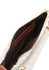 Stříbrná vzorovaná kabelka s hnědou textilní podšívkou, zipovým uzávěrem, opálenými detaily a několika vnitřními kapsami. Zlaté kovové zipy.