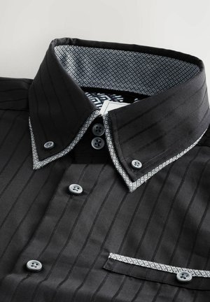 Schwarz gestreiftes Hemd mit kontrastierendem gemustertem Kragen, grauen Knöpfen und Tasche. Glattes Material mit strukturiertem Design und taillierter Verarbeitung.