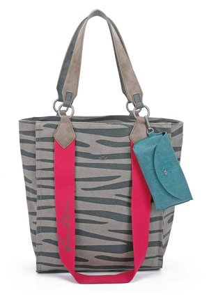 Bolsa de tote de lienzo con rayas de cebra grises, asas de color gris claro y rosa, y un pequeño estuche de color azul verdoso adjunto con herrajes plateados.