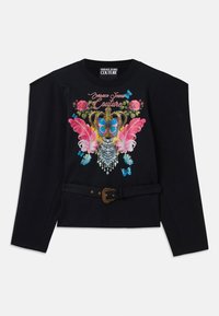 Zwarte longsleeve top met een levendig geborduurd ontwerp van vlinders, rozen en een kroon, vastgemaakt met een decoratieve riem.