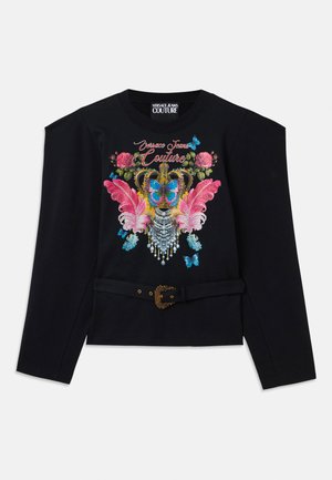 Haut noir à manches longues mettant en valeur un design brodé vibrant avec des papillons, des roses et une couronne, cintré avec une ceinture décorative.
