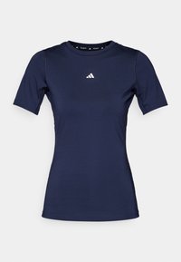 Laivastonsininen urheilupaita, lyhyet hihat, valmistettu pehmeästä ja joustavasta kankaasta. Edessä keskellä pieni valkoinen logo.