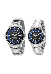 Orologi in acciaio inossidabile argentato con accenti neri e blu, caratterizzati da un quadrante nero texturizzato, lancette luminose e una finestra per la data. Resistenti all'acqua fino a 100 metri.