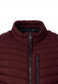 Bordeaux-quilted jakke med høj krave, synlig sort lynlås med trækstrop og lodret lynlåslomme på højre side af brystet.