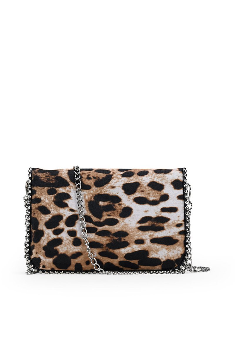 Bolso de mano con estampado de leopardo en forma rectangular, con un material suave y una correa de cadena plateada. Acentos en patrón negro y marrón.