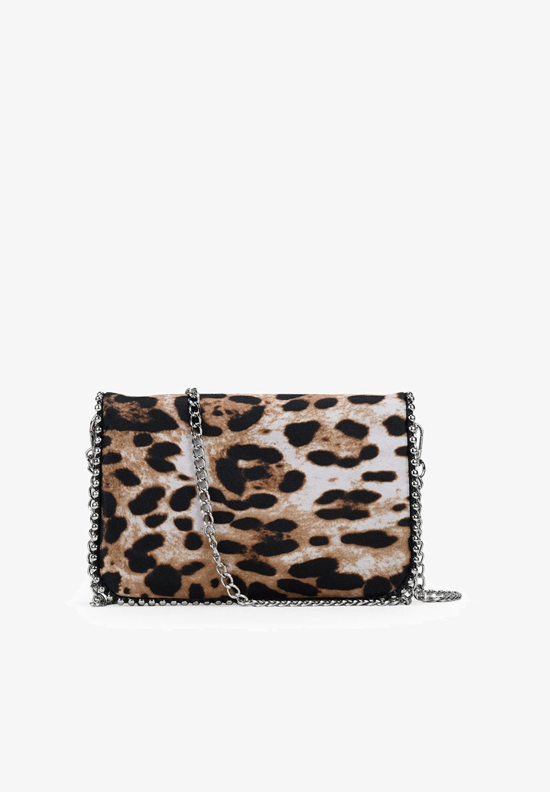 Bolso de mano con estampado de leopardo en forma rectangular, con un material suave y una correa de cadena plateada. Acentos en patrón negro y marrón.