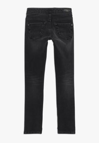 Jeans en denim noir avec une coupe slim, dotés de deux poches arrière, d'un léger délavage et d'une texture lisse. La ceinture affiche le logo de la marque.