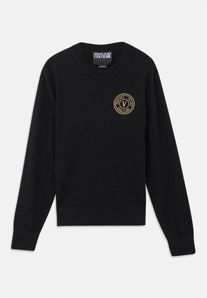 Crni pleteni pulover s okruglim izrezom, s rebrastim manžetama i rubovima, te zlatnim izvezenim logotipom na gornjem lijevom dijelu prsnog koša.