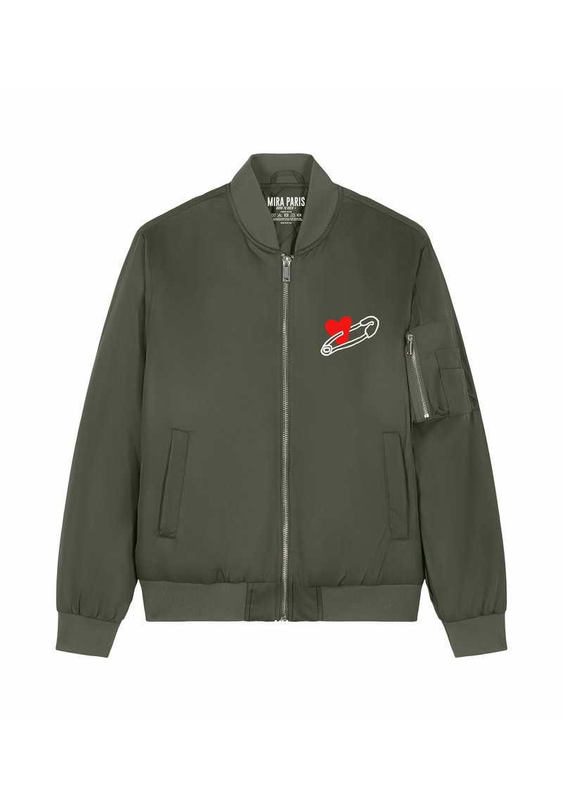 Giacca bomber verde oliva con cerniera frontale, tasche laterali e grafica di un cuore rosso con una spilla da balia. Presenta polsini e orlo a costine.